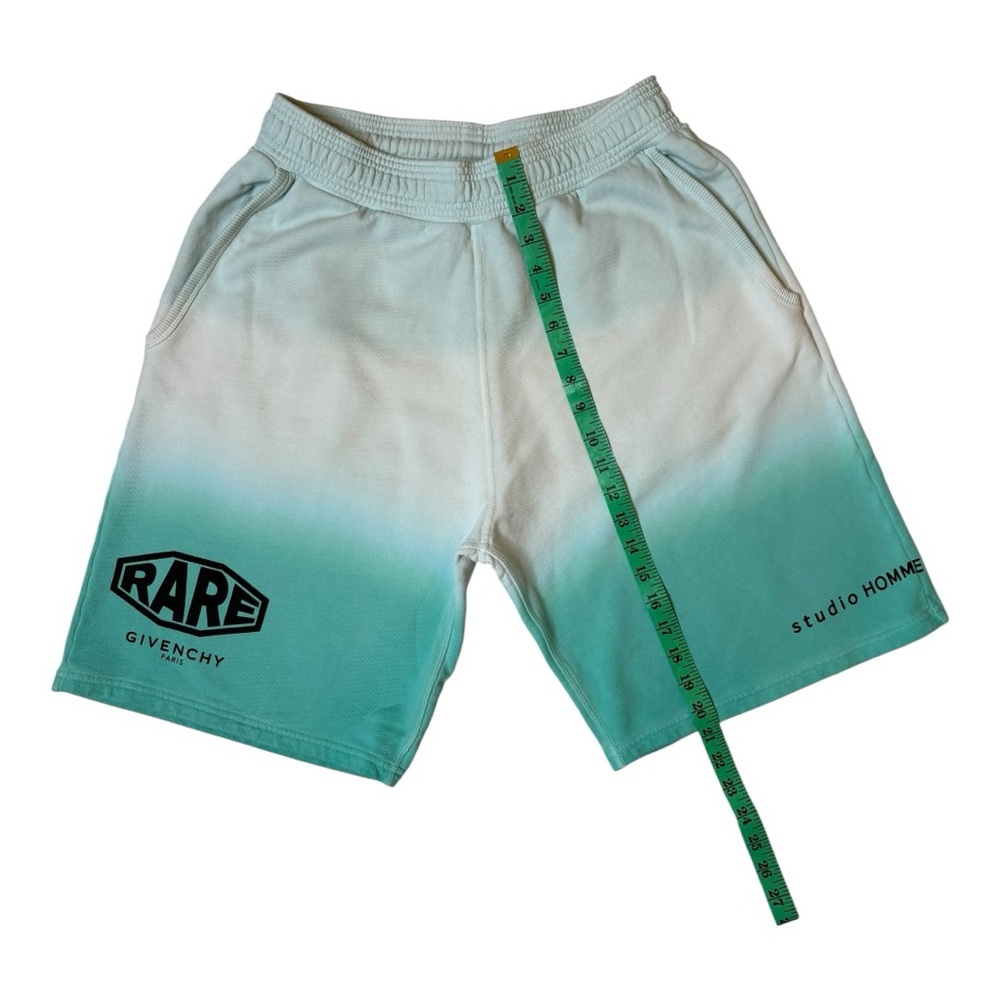 Givenchy Graphic Print Crew Neck T-Shirt
Green Faded Effect Studio Homme Shorts - Picture 11 of 14